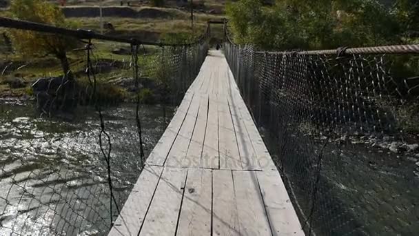 Video POV berjalan melalui jembatan suspensi tua yang gemetar — Stok Video