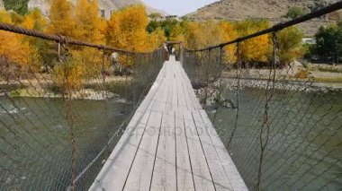 Eski titrek asma köprü yürüyen Pov video