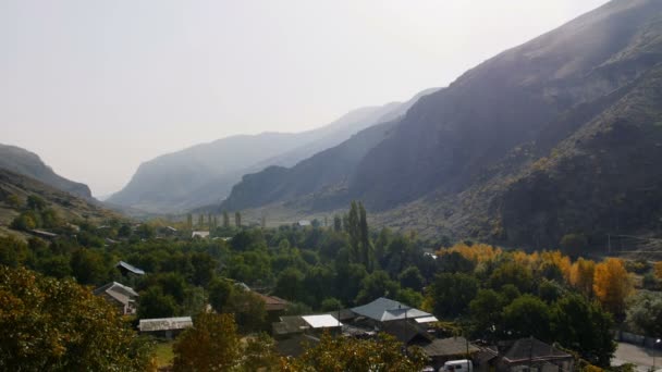 Natureza e paisagens. Montanhas e rio de montanha no vale — Vídeo de Stock