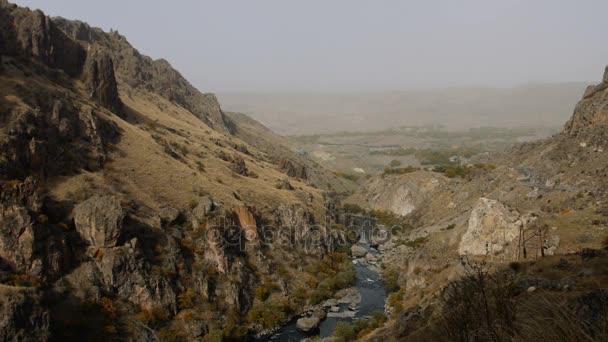 Fiume di montagna scorre tra rocce enormi — Video Stock