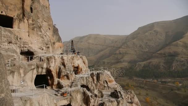 Turistas no identificados en el sitio del monasterio de la cueva de Vardzia en Georgia en la montaña de Erusheti . — Vídeo de stock