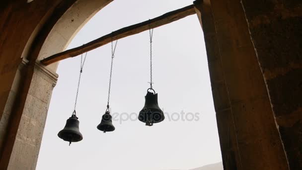 Fila de campanas en el antiguo templo — Vídeo de stock