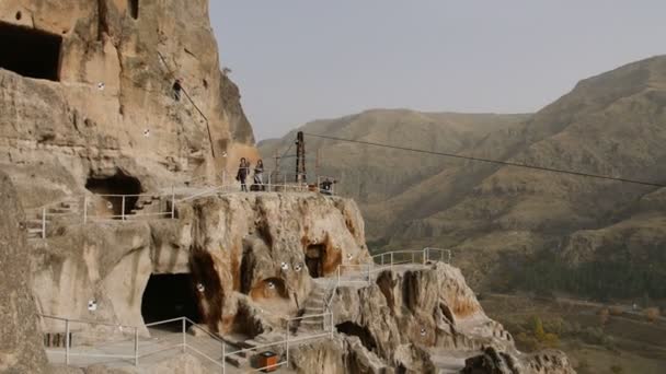 Vardzia, Gürcistan - 17 Ekim 2017: İnsanlar Vardzia mağara Manastırı Site Erusheti Mountain Georgia'da gezi. — Stok video