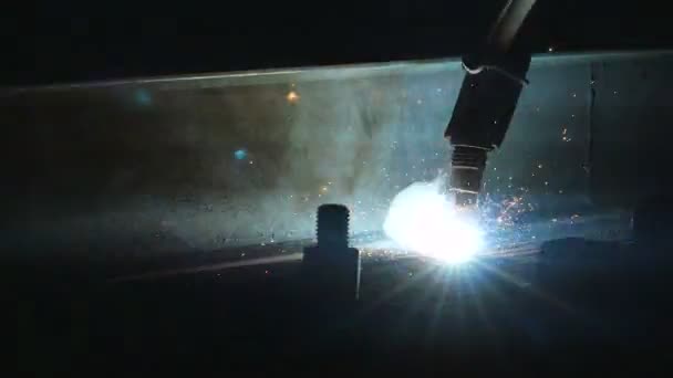 Timelapse зварювального робота рука танення металевого процесу в майстерні. Високоточні сучасні інструменти у важкій промисловості. Автоматична робота. Технологія та промислова концепція. Знімок у 5K RAW — стокове відео