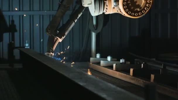 Pan συγκόλλησης βραχίονα ρομπότ λιώσει μέταλλο διαδικασία στο εργαστήριο. Υψηλής ακρίβειας σύγχρονα εργαλεία στη βαριά βιομηχανία. Αυτόματη εργασία. Τεχνολογία και βιομηχανική έννοια. Γυρίστηκε σε 5k ωμά — Αρχείο Βίντεο