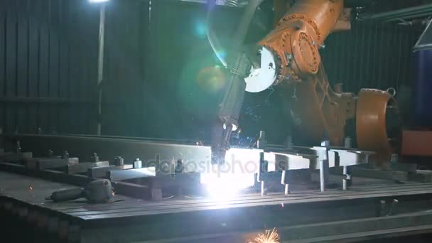 Timelapse συγκόλλησης βραχίονα ρομπότ λιώσει μέταλλο διαδικασία στο εργαστήριο. Υψηλής ακρίβειας σύγχρονα εργαλεία στη βαριά βιομηχανία. Αυτόματη εργασία. Τεχνολογία και βιομηχανική έννοια. Γυρίστηκε σε 5k ωμά — Αρχείο Βίντεο