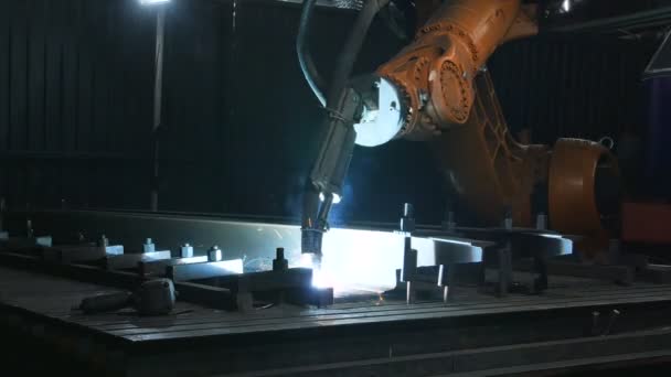 Сроки сварочного процесса робота-манипулятора в мастерской. Высокоточные современные инструменты в тяжелой промышленности. Автоматическая работа. Технология и промышленная концепция. Выстрел в 5K RAW — стоковое видео