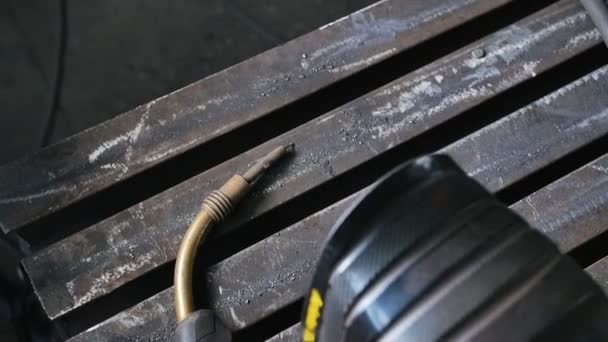 Masanın üzerine Çelik fabrikasında işçi için kaynak alet takımları ve koruma maskesi — Stok video