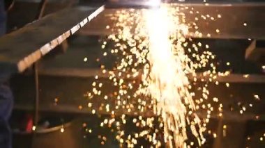 İnşaat üstünde siyah bir arka plan ve uçuşan, bulanıklık sparks bir sürü kaynak. Ağır çekim
