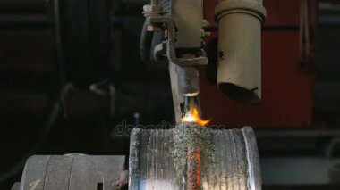 Kaynak robotlar yer paylaşımlı kaynak koruma boru disklerde geçerlidir. Otomatik boru inişli çıkışlı, kaynak