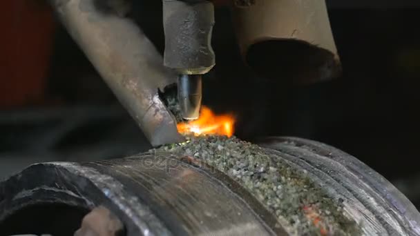 Close up of welding robots apply overlay weld protection on the pipe disks. Soldadura automática de laminação de tubos — Vídeo de Stock