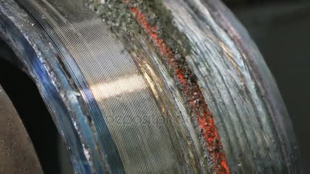 Close up of welding robots apply overlay weld protection on the pipe disks. Soldadura automática de laminação de tubos — Vídeo de Stock