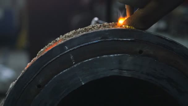 Närbild av svetsning robotar tillämpa overlay weld skydd på röret diskar. Automatisk svetsning av rör-rullande — Stockvideo