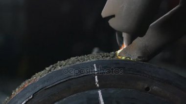 Kaynak yakın robotlar boru disklerde yer paylaşımlı kaynak koruma uygulanır. Otomatik boru inişli çıkışlı, kaynak