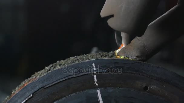 Close up of welding robots apply overlay weld protection on the pipe disks. Soldadura automática de laminação de tubos — Vídeo de Stock