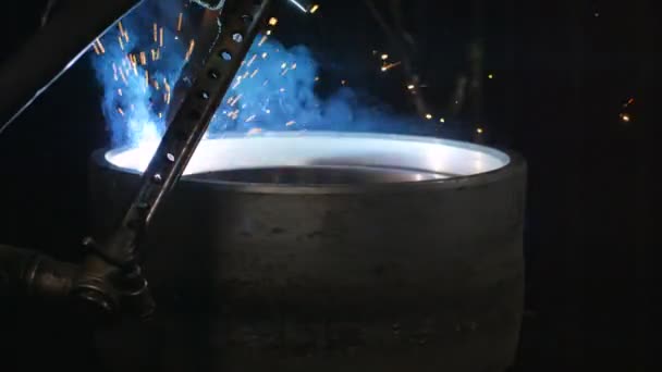 Welding robots apply overlay weld protection on the pipe disks. Automatic welding of pipe-rolling — Stock Video