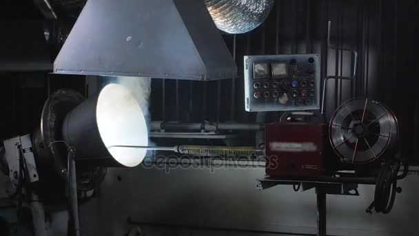 トロンメル スクリーンの溶接で溶接ロボットの動き。基準面上の抵抗溶接オーバーレイ — ストック動画