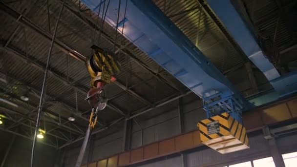 Grue à pont lourd avec crochet se déplaçant le long de l'usine — Video