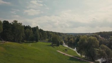 Güzel bir açık hava düğün töreni. Tahta sandalyeler, hafif dekorlar.