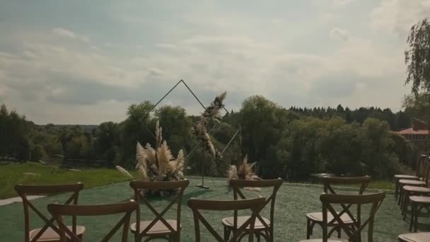 Belle cérémonie extérieure de mariage. Chaises en bois, décor clair — Video