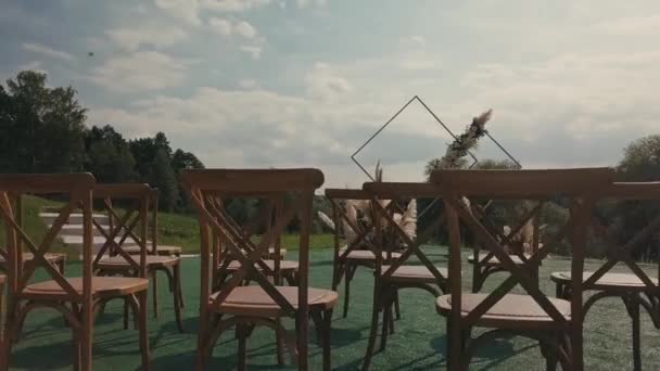 漂亮的户外婚礼。木制椅子，轻便装饰 — 图库视频影像
