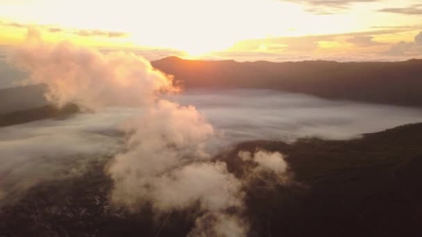 Aerial shot of active volcano crater. Salida del sol Indonesia . — Vídeo de stock