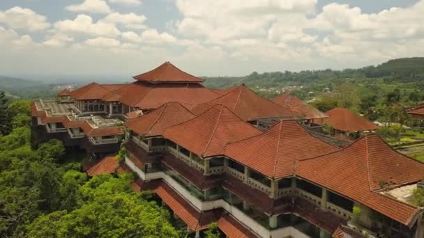 Letecké bezpilotní video opuštěného hotelu v Bedugul, ostrov Bali. — Stock video