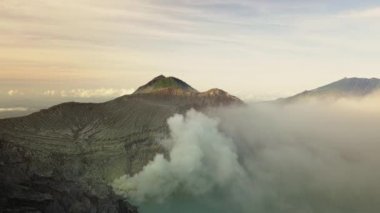 Aktif volkan kraterinin hava görüntüsü. Gündoğumu Endonezya.