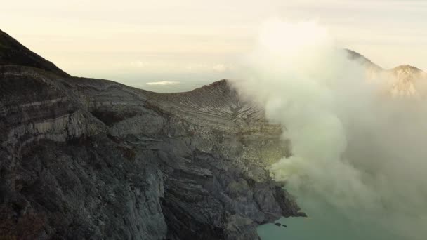 Aktif volkan kraterinin hava görüntüsü. Gündoğumu Endonezya. — Stok video