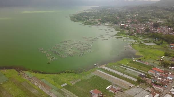 Vista aérea del dron de la hermosa superficie del océano laguna y el lugar de los pescadores — Vídeos de Stock