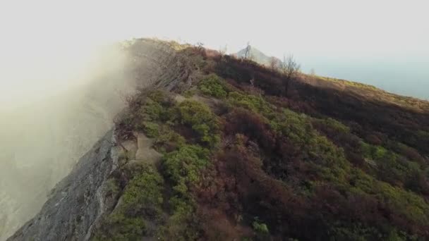 Luchtfoto drone rechts bovenaanzicht vulkaan bovenste rand weg 4K — Stockvideo