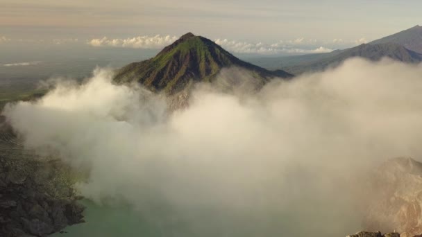 Luchtopname van actieve vulkaankrater. Zonsopgang Indonesië. — Stockvideo