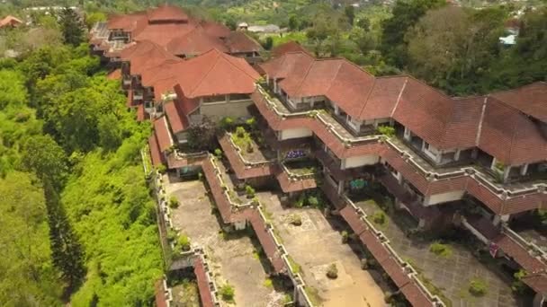 Vídeo del dron aéreo del hotel abandonado en Bedugul, isla de Bali . — Vídeos de Stock