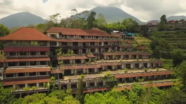 バリ島のベドゥグルにある放棄されたホテルの空中ドローンビデオ. — ストック動画