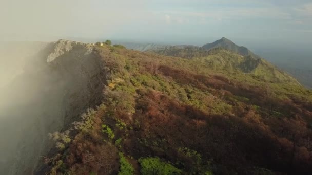 Luchtfoto drone rechts bovenaanzicht vulkaan bovenste rand weg 4K — Stockvideo