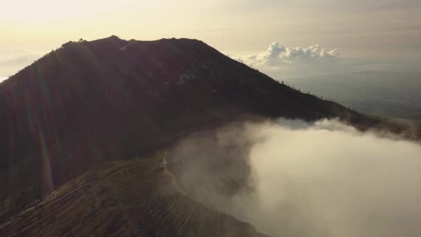 Luchtopname van actieve vulkaankrater. Zonsopgang Indonesië. — Stockvideo