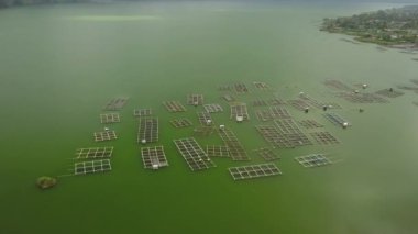 Okyanus yüzeyinin ve balıkçıların hava aracı görüntüsü...