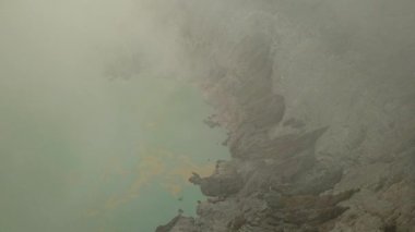 Hava görüntüsü. Aktif bir volkanda gün doğumu