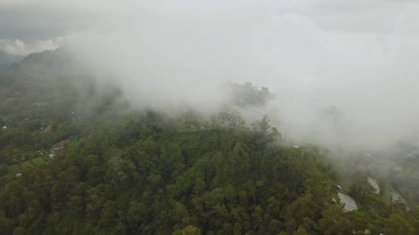 Mystieke en grote mistige drone vlucht over het regenwoud in de bergen. Panoramisch uitzicht — Stockvideo