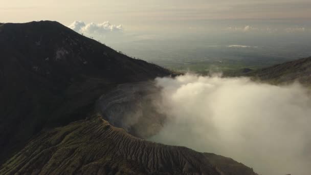 Luchtopname van actieve vulkaankrater. Zonsopgang Indonesië. — Stockvideo