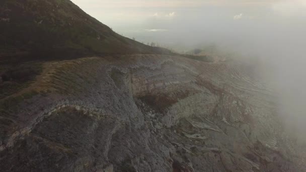 Luchtfoto drone rechts bovenaanzicht vulkaan bovenste rand weg 4K — Stockvideo