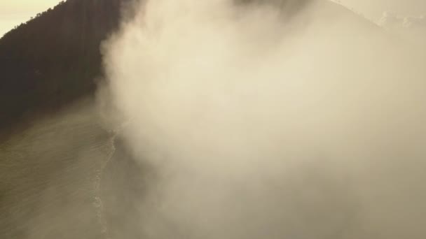 Aerial shot of active volcano crater. Salida del sol Indonesia . — Vídeo de stock