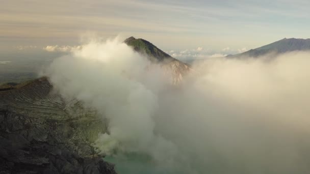 Tembakan udara dari kawah gunung berapi aktif. Matahari terbit Indonesia. — Stok Video