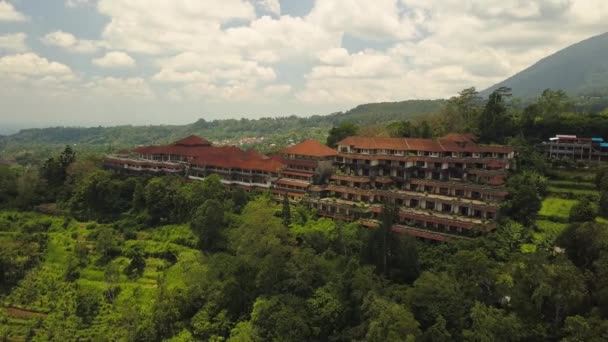 Video di drone aereo di hotel abbandonato a Bedugul, isola di Bali . — Video Stock