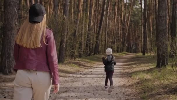 Madre e hija caminan juntas en el bosque . — Vídeo de stock