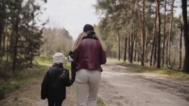 Mutter und Tochter spazieren gemeinsam im Wald. — Stockvideo