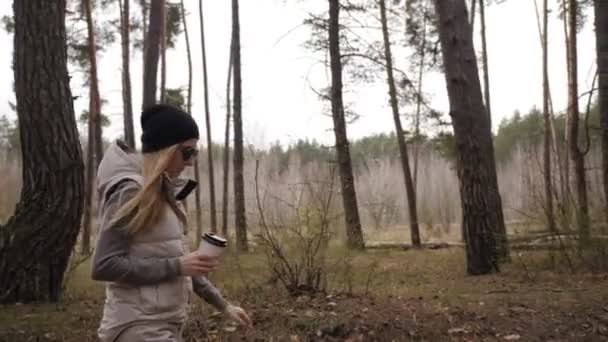 아름다운 여자 가 숲 속을 걷고 커피를 마십니다. 4K 고품질 — 비디오