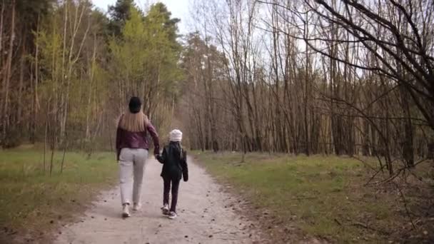 母と娘が森の中を歩いている. — ストック動画