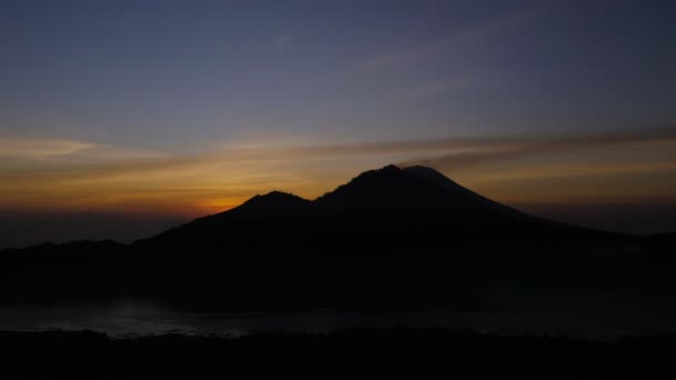 Vue timelapse du lever du soleil sur le volcan depuis le mont Batur . — Video