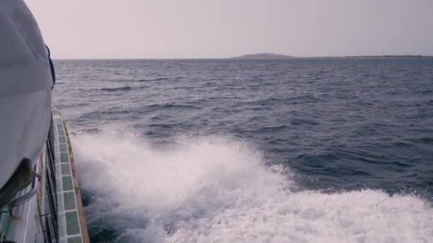 Saluda en el mar desde el barco. Vista lateral en cámara lenta — Vídeo de stock